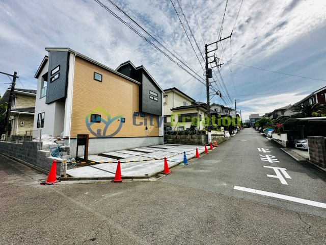茅ヶ崎市堤　敷地広々新築戸建ての前面道路含む現地写真