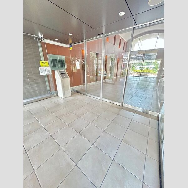 グランドメゾン勝川ネクシティウエストコートのエントランス