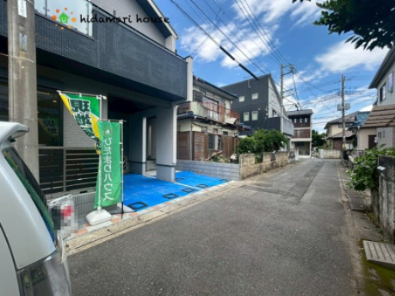 北区本郷町　新築戸建　ブルーミングガーデン01の前面道路含む現地写真