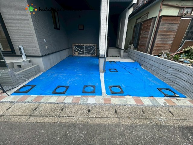 北区本郷町　新築戸建　ブルーミングガーデン01の駐車場