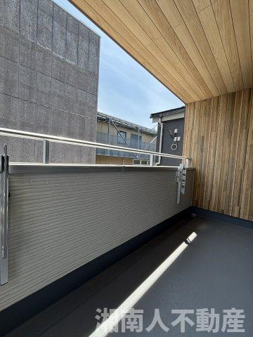 茅ヶ崎市若松町13-2新築戸建てのバルコニー|落ち着いた時間を過ごせるバルコニーです