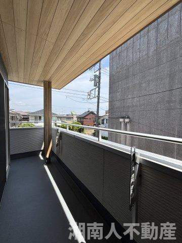 茅ヶ崎市若松町13-2新築戸建てのバルコニー|バルコニーからの眺めを楽しみながら食事をしませんか