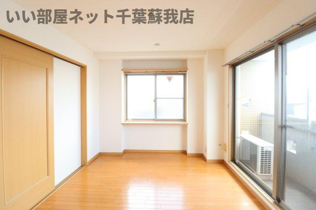 BAY SIDE COURT壱番館の居間・リビング|こちらのリビングで趣味の時間をお楽しみください
