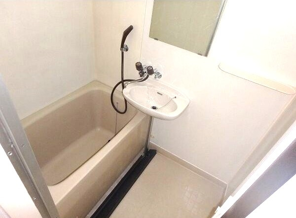 ブレークスルー中平の浴室