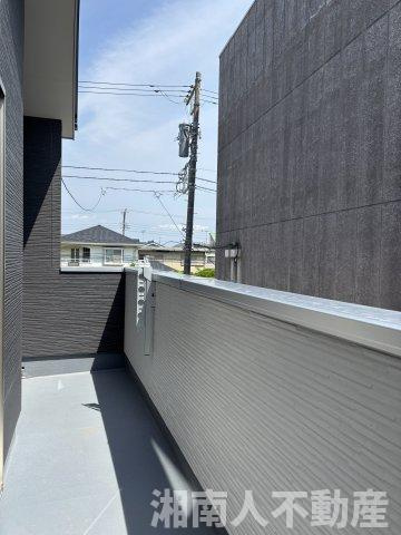 茅ヶ崎市若松町13-2新築戸建てのバルコニー|外からの目が気にならないバルコニーで洗濯物が干せます