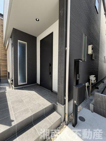 茅ヶ崎市若松町13-2新築戸建ての玄関|きれいな玄関です