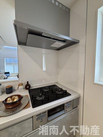 茅ヶ崎市若松町13-2新築戸建てのキッチン|コンパクトなキッチンで掃除もラクラク