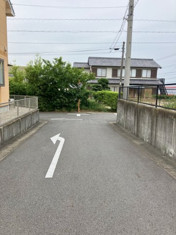 碧南市東山町　中古住宅の前面道路含む現地写真