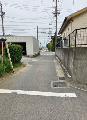 碧南市東山町　中古住宅の前面道路含む現地写真