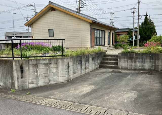 碧南市東山町　中古住宅の駐車場