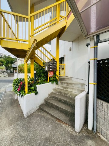 リ・ボーン多聞台のエントランス