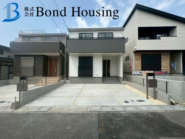 小中学校徒歩10分圏内・お車2台駐車可能　神陵台10期　1号棟の前面道路含む現地写真