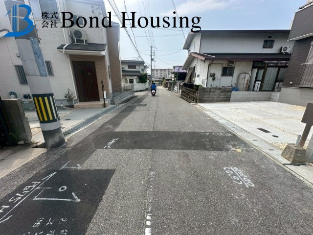 小中学校徒歩10分圏内・お車2台駐車可能　神陵台10期　1号棟の前面道路含む現地写真