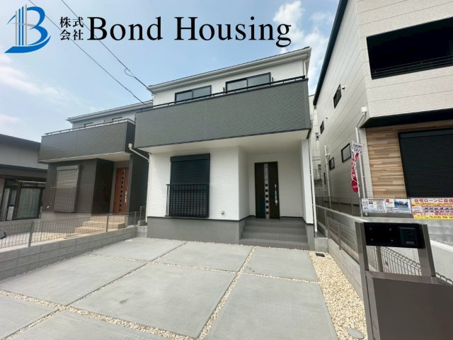 小中学校徒歩10分圏内・お車2台駐車可能　神陵台10期　1号棟の前面道路含む現地写真