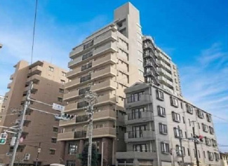 【外観】 | オートロック付のマンションの為、安心してお過ごしいただけます。周辺に商業施設や教育施設が多数あるため、買い物に便利で子育てしやすい住環境です。