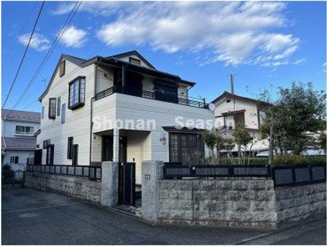 【外観】 | 平成6年11月建築、生活に便利な設備充実3SLDK中古戸建です♪
南側に庭あり◎カースペースは１台あります☆