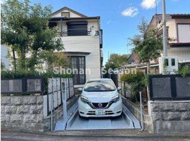 【駐車場】 | こちらは学区：平塚市立岡崎小学校まで徒歩10分と通学ラクラクです♪
広々お庭に加えて、お車１台駐車可能です◎