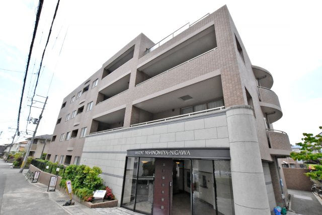 アンビエント西宮仁川アールブリーズの外観|アルコープには門扉が設置されプライベート空間を感じられる3LDK×2024年5月室内リフォーム済で大変美麗です！即日ご案内可能◎皆様からのご連絡を心よりお待ちしております。