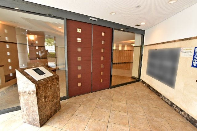 アンビエント西宮仁川アールブリーズのエントランス|TVモニター付きインターホンが設置されていました。
来客があっても顔を確認してから鍵を開けることが出来るので、安心して住むことが出来ますね。