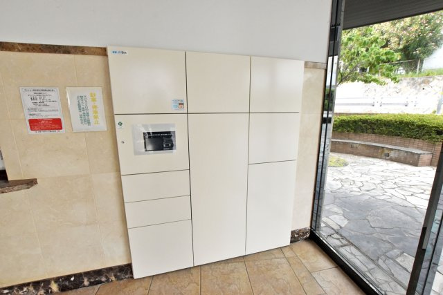 アンビエント西宮仁川アールブリーズのその他共用部分|留守の際も安心して荷物が受け取れる宅配ボックス完備です。