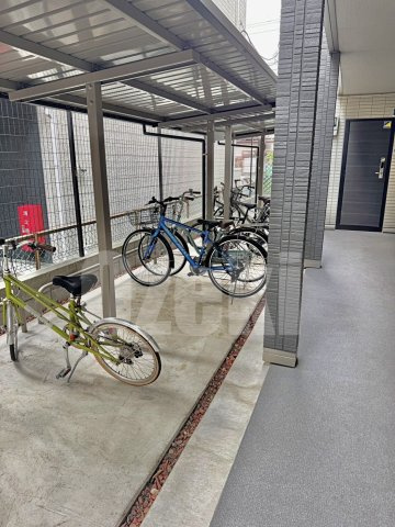 ゴールドパストラルⅩのその他共用部分|オートロックを抜けた先、建物内に自転車置き場があります♪