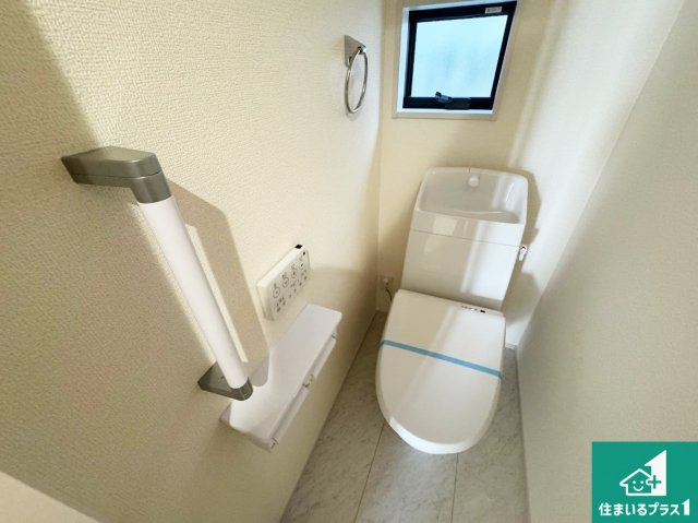 神戸市垂水区神陵台　第10期　新築一戸建てのトイレ|1・2階の2ヶ所にあるので、朝の忙しい時間の順番待ちもなく、深夜の利用にも大変便利です。