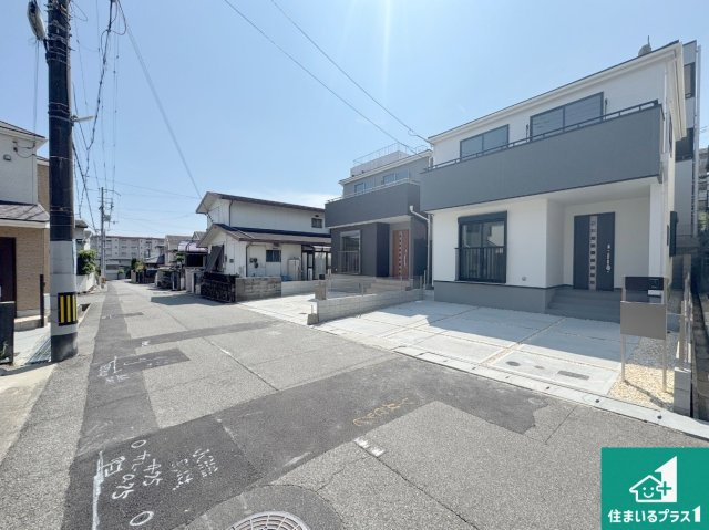 神戸市垂水区神陵台　第10期　新築一戸建ての前面道路含む現地写真|周辺は閑静な住宅街！前面道路広々で車の出し入れも便利です。駐車が苦手な方でも安心して車庫入れできます！