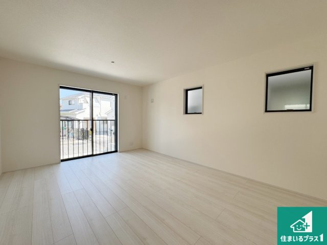 神戸市垂水区神陵台　第10期　新築一戸建ての居間・リビング|日当たり良好の明るいリビングで朝の目覚めもスッキリできそう！対面キッチンでご家族のコミュニケーションも自然と増える設計！小さなお子様が遊ぶスペースを作っても広々とくつろげるLDK！