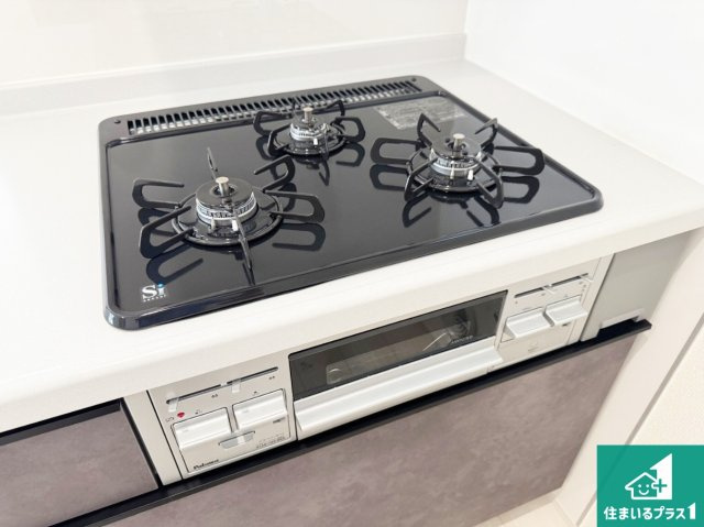 神戸市垂水区神陵台　第10期　新築一戸建ての設備|ダブル高火力Ｓｉセンサー付きコンロ！３口あるので、まとめて料理をする時も大活躍！