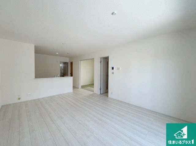 神戸市垂水区神陵台　第10期　新築一戸建ての居間・リビング|子供を見守りながらお料理が出来るため家族のコミュニケーションか増えます♪スペースが広く確保されている為お子様が大きくなったときは一緒に料理を楽しめます♪