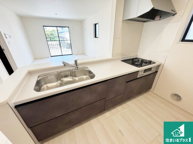 神戸市垂水区神陵台　第10期　新築一戸建てのキッチン|明るいリビングで朝の目覚めもスッキリできそう！対面キッチンでご家族のコミュニケーションも自然と増える設計！小さなお子様が遊ぶスペースを作っても広々とくつろげるLDK！