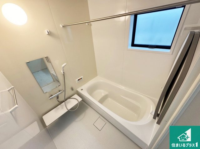 神戸市垂水区神陵台　第10期　新築一戸建ての浴室|足をゆったり伸ばして寛げる浴槽です。窓が設けられていますので差し込む光が明るく穏やかな雰囲気にしてくれます♪浴室乾燥機も設置しているので、雨の日の洗濯物も安心です♪