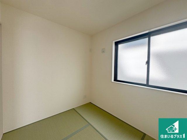 神戸市垂水区神陵台　第10期　新築一戸建ての和室|一室あると便利な和室は客間としてだけでなく、小さなお子様のプレイルームや食後のくつろぎスペースとしてもご利用いただけます。収納もついていますので大活躍間違いなし！