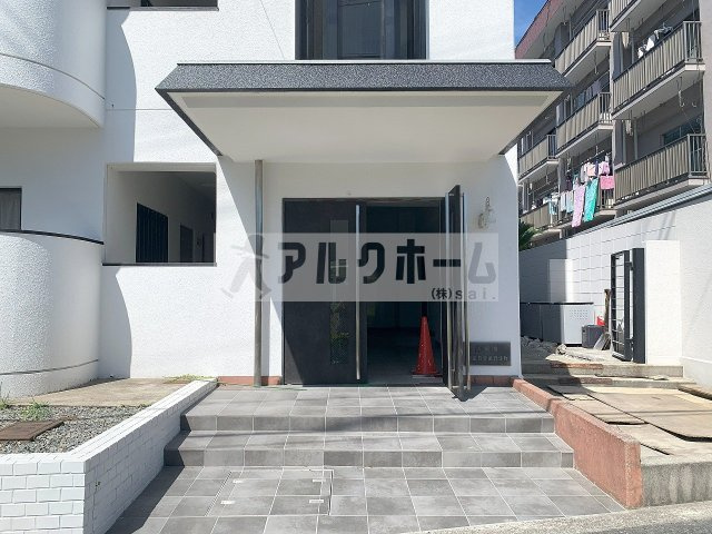 ALIVIO柏原のエントランス