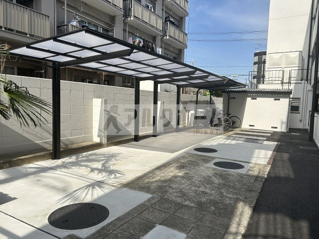 ALIVIO柏原の駐車場