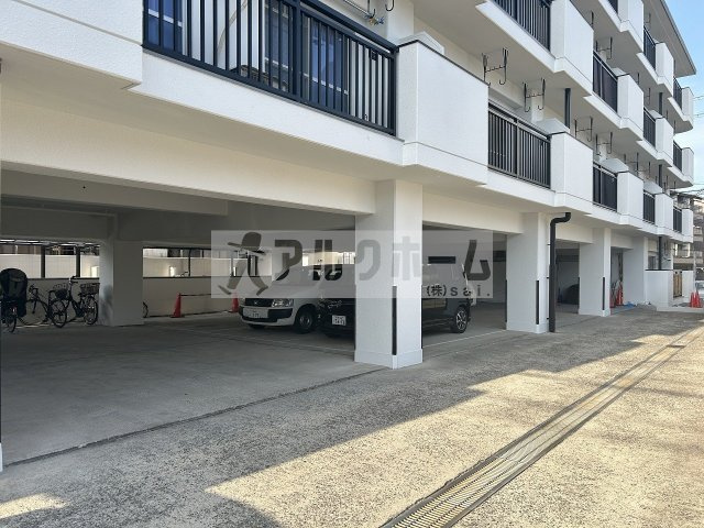 ALIVIO柏原の駐車場