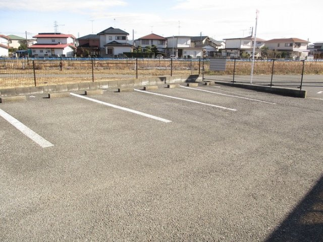 メゾンクレールＣの駐車場