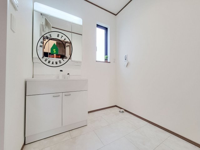 熊本市中央区萩原町第1-1棟（A号棟）の脱衣所|ゆとりの洗面スペースで朝の身支度もスムーズに。暮らしを快適に変えるシャワー付洗面台です！