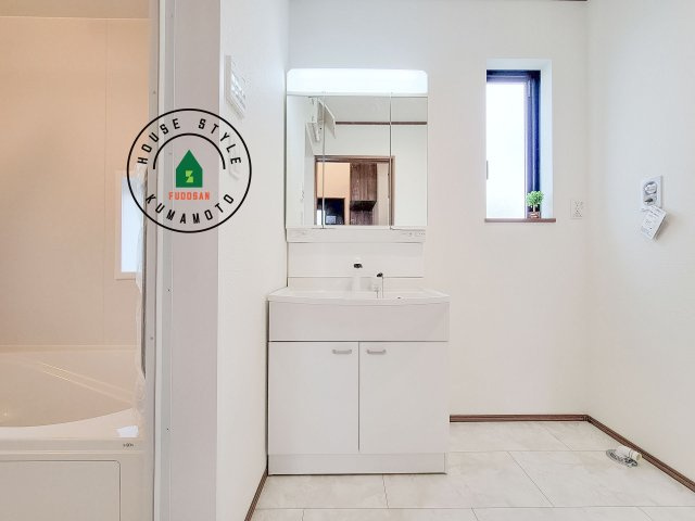 熊本市中央区萩原町第1-1棟（A号棟）の独立洗面台|毎日使うものだから清潔な空間を保ちたい水回り。洗面にはそんな願いを解消させてくれる収納アイデアが満載です。三面鏡の裏側にはキャビネットが現れ小物から背の高い物まで収納できます。