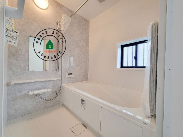 熊本市中央区萩原町第1-1棟（A号棟）の浴室|1日の疲れを癒してくれる広々バスルーム。雨の日のお洗濯にも大活躍な浴室乾燥機付です！