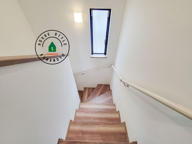 熊本市中央区萩原町第1-1棟（A号棟）の内装|＜手すり付階段＞手すりがないと階段の昇り降りで危険なことはもちろん、壁に手をつきながら歩くことで壁紙が汚れやすくなります。すべての方に快適に昇り降りしていただくため、手すりを設置しました。