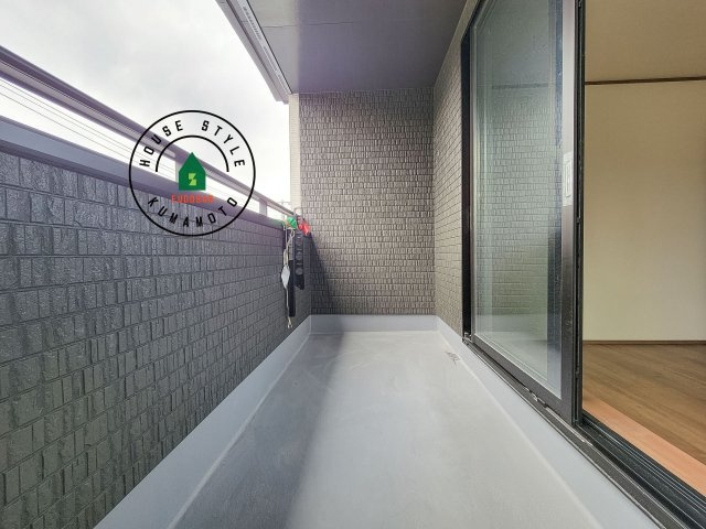 熊本市中央区萩原町第1-1棟（A号棟）のバルコニー|風をしっかりと感じられるバルコニーでは、毎日が洗濯日和です。広々としているので洗濯も楽しくなるでしょうし、気分転換にバルコニーからの眺めを楽しむのもいいでしょう。