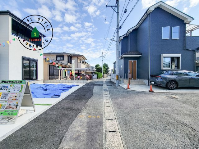 熊本市中央区萩原町第1-1棟（A号棟）の前面道路含む現地写真|前面道路は閑静な住宅地をはしる車通りの少ない道路。お車の出し入れが苦手なママや小さなお子様にも安心ですね。しっかり舗装もされているので、ベビーカーや自転車で通っても快適に通行できます。