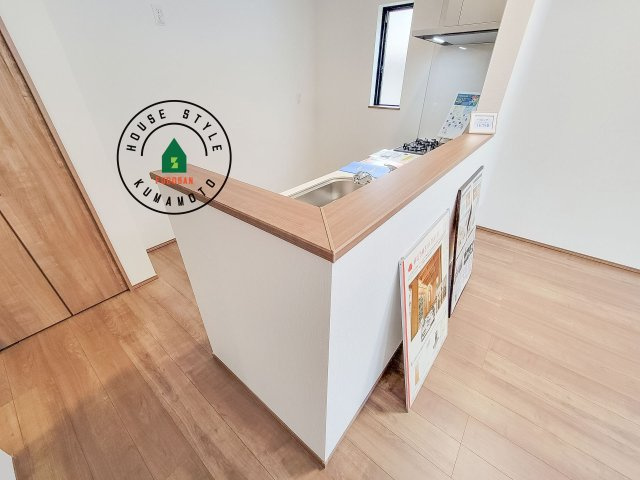 熊本市中央区萩原町第1-1棟（A号棟）のダイニング|キッチンから立ち込める香りが今日の料理を期待させます。