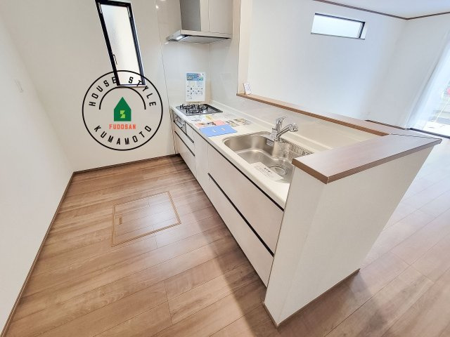 熊本市中央区萩原町第1-1棟（A号棟）のキッチン|ダイニングテーブルへの配膳がラクラク、お料理はかどるカウンター付きシステムキッチン！