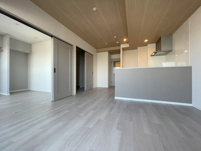 日商岩井野江マンションの居間・リビング|【同社施工例】※類似同仕様です。開口部のデザインや位置等のデザインが異なります。