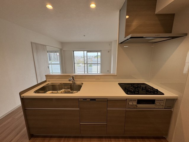 日商岩井野江マンションのキッチン|【同社施工例】※類似同仕様です。開口部のデザインや位置等のデザインが異なります。