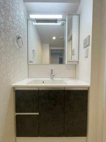 日商岩井野江マンションの独立洗面台|【同社施工例】※類似同仕様です。開口部のデザインや位置等のデザインが異なります。