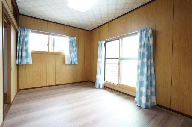 常滑市山方町5丁目　中古戸建の洋室|バルコニーに出られる2階6帖洋室。南面の明るく心地の良い寝室です。リフレッシュでき、でゆったりとした時間を過ごせます。お出かけの際の身支度も快適な広々収納付きの洋室です♪
