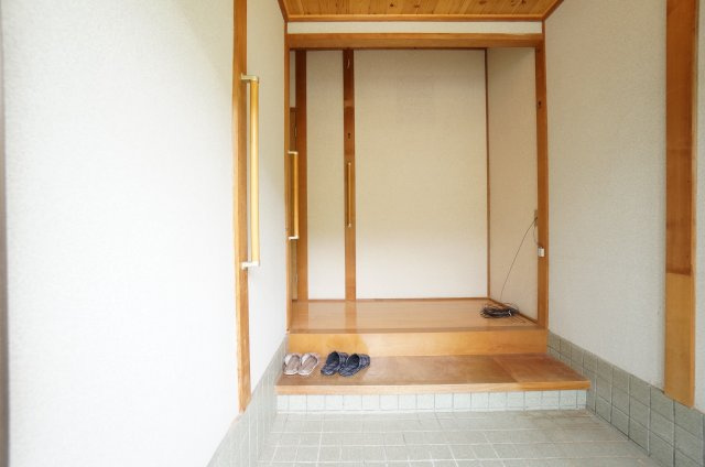常滑市山方町5丁目　中古戸建の玄関|広々とした玄関スペース。お客様をお迎えする玄関は落ち着いた雰囲気。帰り着くたびに洗練されたテイストの空間に迎えられ誇りと喜びを感じる玄関まわりです。